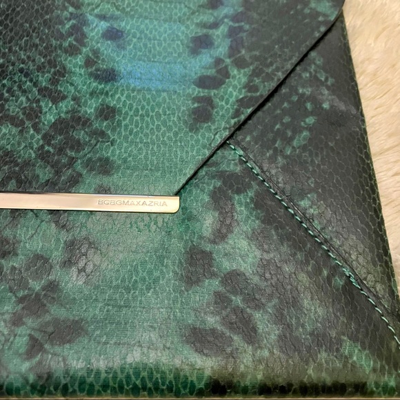 Envelope Snakeskin Clutch Green BCBGMAXAZRIA - Picture 2 of 7